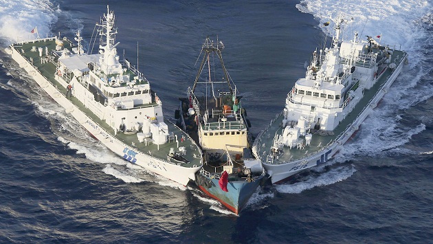 Китайские и американские военные "спасли" судно, захваченное пиратами