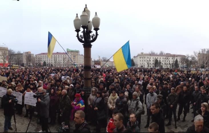 Оккупированный Херсон заполонили украинцы с флагами Украины: картинку создания "ХНР" для росСМИ сорвали