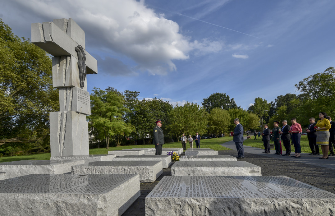 Украинская делегация во главе с Петром Порошенко возложила цветы к Памятнику жертвам Волынской трагедии в Варшаве