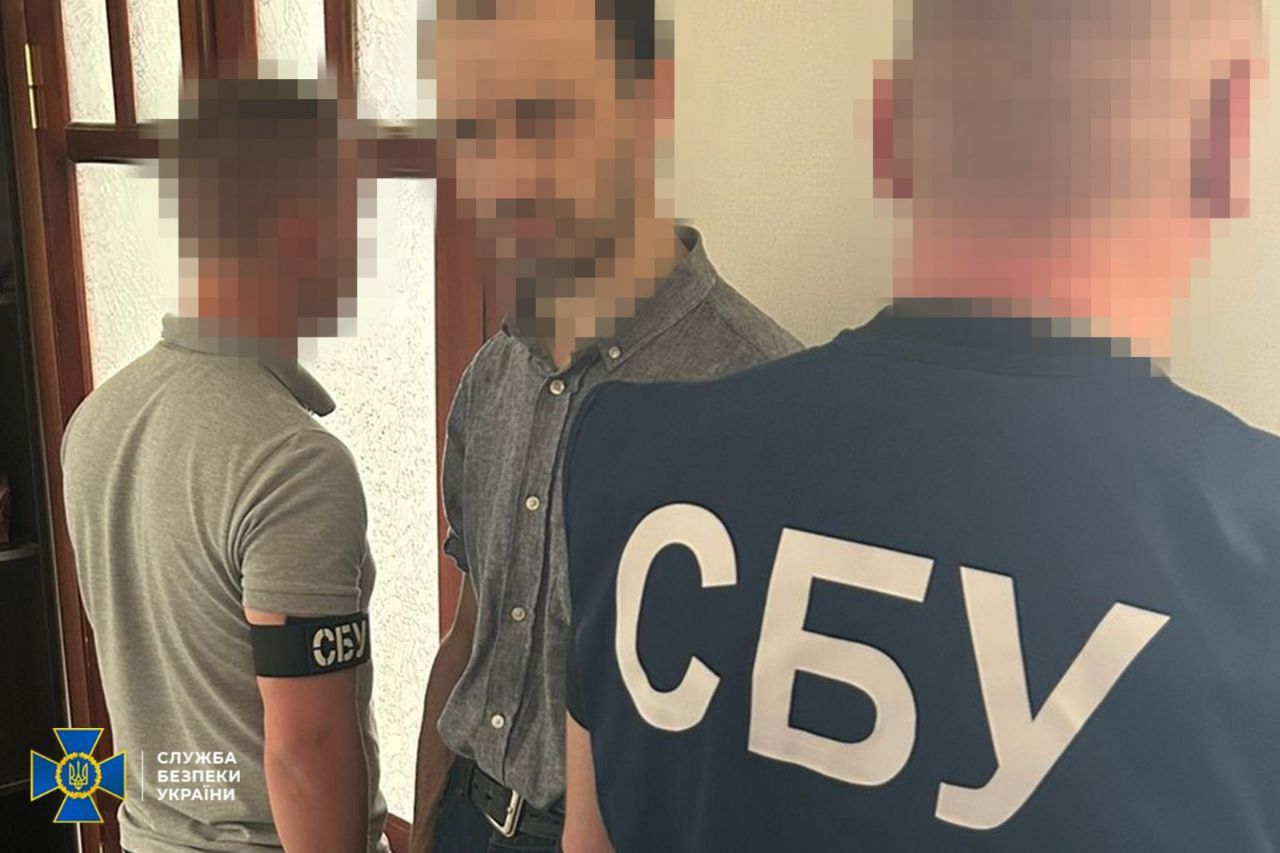 СБУ припинила діяльність агентів ФСБ у Хмельницькій області: затримано чиновницю та її дітей