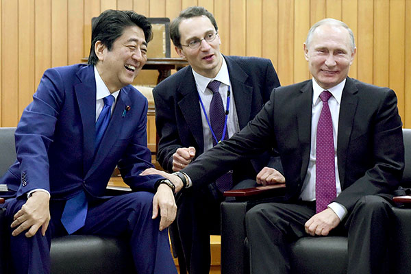 "Курилы уже проданы, а мы "утремся"", - Мюрид об обещании Абэ не выселять россиян с островов