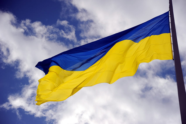 Фотофакт: жители "ДНР" превратили украинский флаг в подстилку