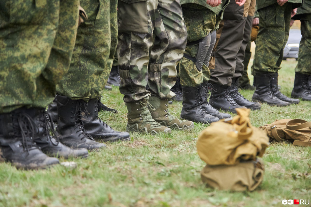 ​В РФ повестки раздают на похоронах, строителей вытаскивают из общежитий и увозят автобусами