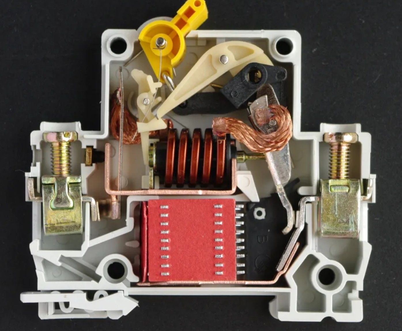 Тихая экономическая война в розетке: как скачки напряжения бьют по кошелькам украинцев и как защитить технику