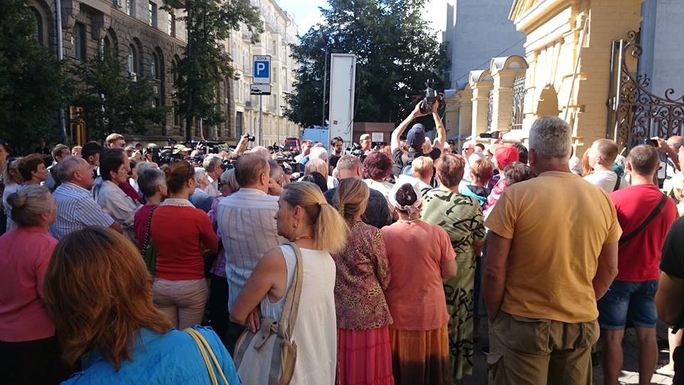 "Не бросай своих": Савченко и сотни митингующих осадили Администрацию Порошенко