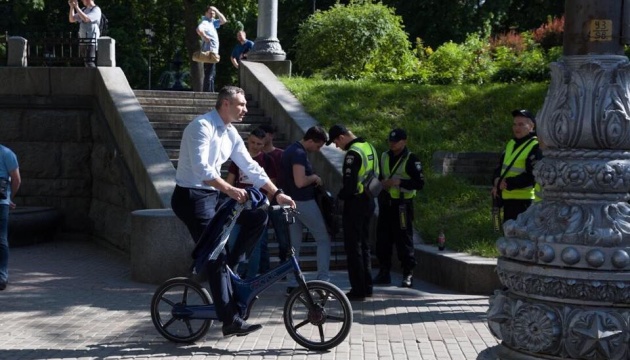 ​Виталий Кличко приехал на инаугурацию Зеленского на велосипеде