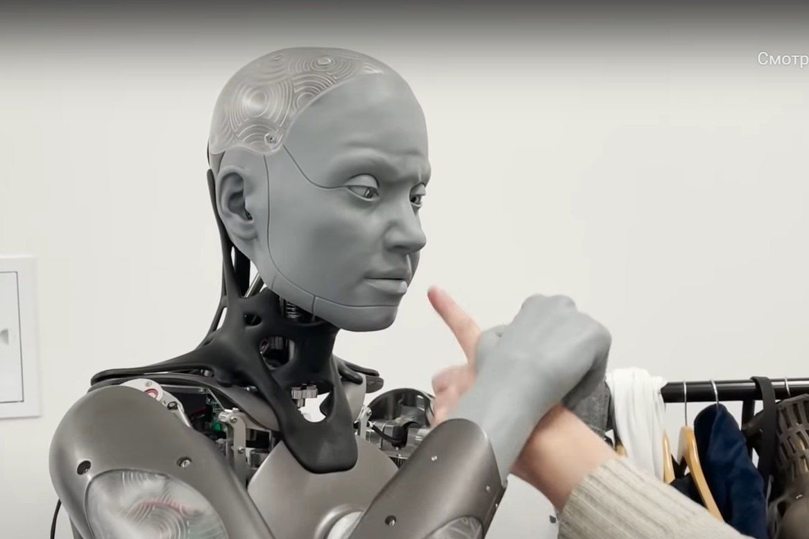​Робот Ameca мимикой и жестами дал понять, что нарушают его "личное пространство"