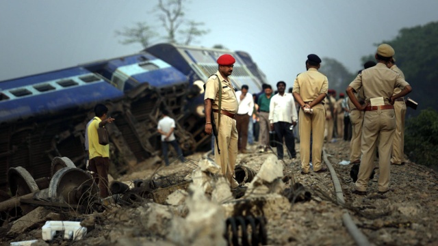 Есть погибшие вследствие столкновения поезда и трактора в Индии 