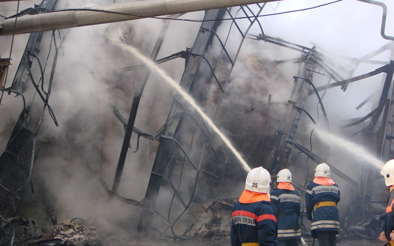 ​После пяти прилетов в Смоленской области горит и пылает НПЗ – появились "горячие" кадры