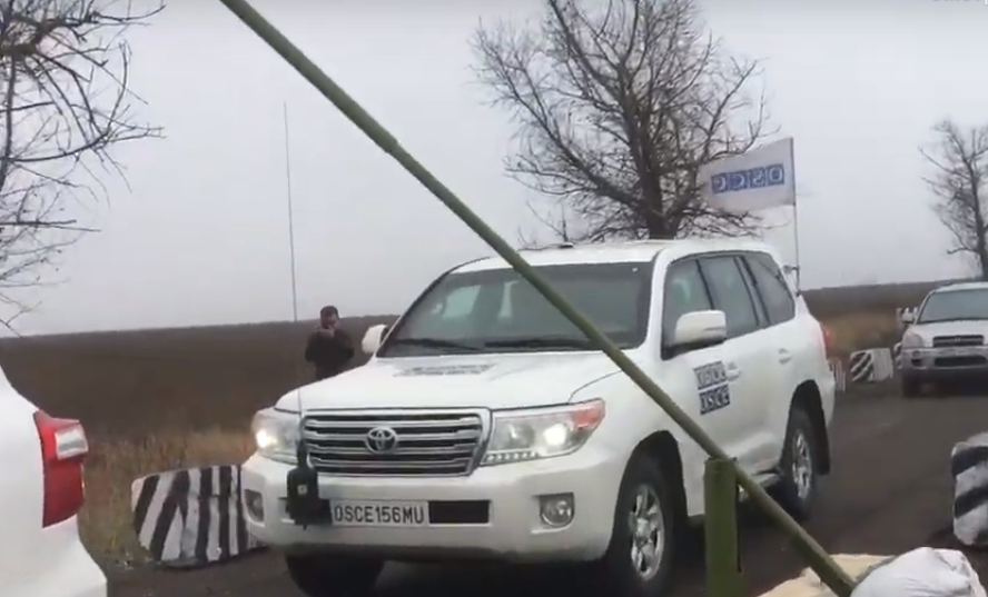 Начало разведения сил в Петровском: ОБСЕ уже прибыли на участок - видео