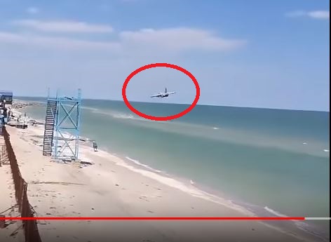 Штурмовик "Су-25" пронесся над головами отдыхающих на пляже в Кирилловке – опубликованы кадры, как это было