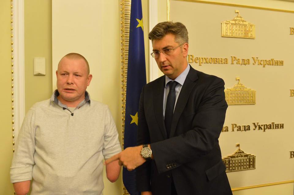 У европейских политиков - эмоциональный шок: экс-пленный Жемчугов рассказал чиновникам из ЕС, как его ломали в плену (фото)