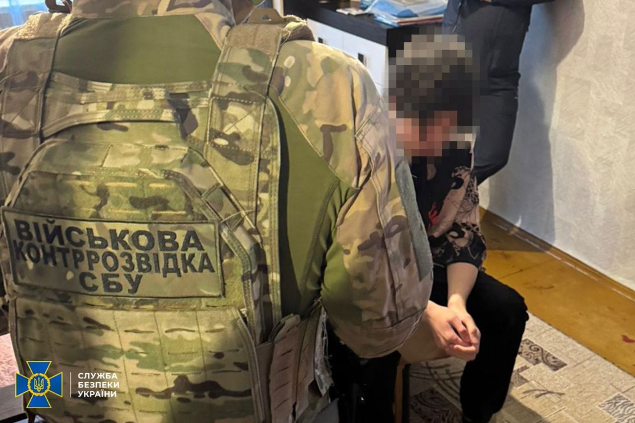 Рейсы на фронт и шпионская камера: СБУ задержала 17-летнего пособника оккупантов на Харьковщине 