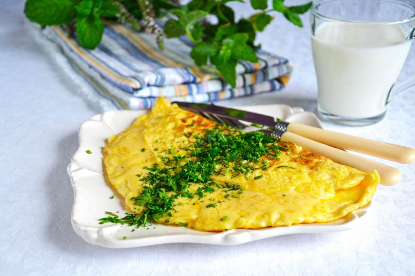 Завтрак для всей семьи быстро и без хлопот: рецепт яичного ролла с оригинальной начинкой