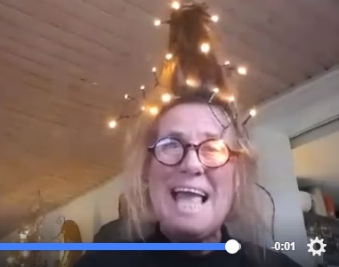 Жительница Дании теперь настоящая сенсация после того, как превратила свою голову в новогоднюю елку: опубликовано видео, собравшее за считанные дни более  1 500 000 просмотров, - кадры