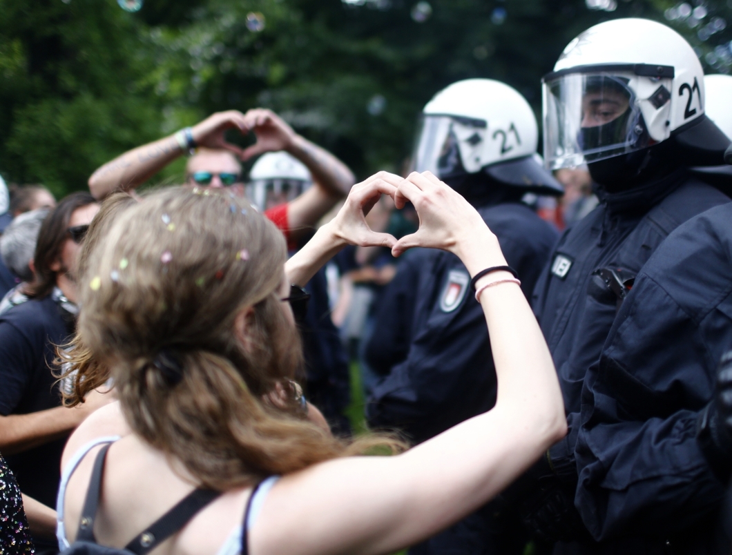 Селфи на фоне ОМОНа и задержанные журналисты: новые подробности протеста в Москве - прямая трансляция