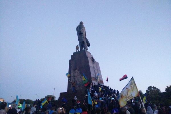 ОБСЕ: Снос памятника Ленину в Харькове прошел под руководством батальона "Азов"