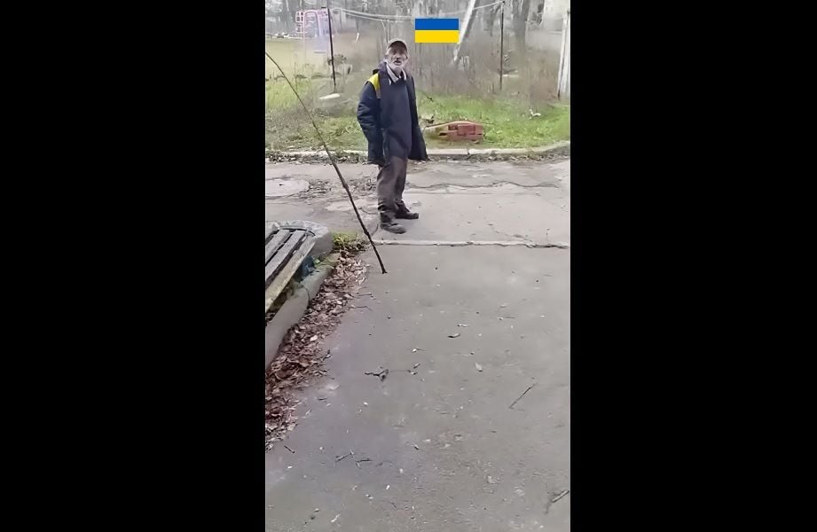 ​"Сволочи, уходите!" – житель Купянска набросился на российских оккупантов, солдат РФ опешил