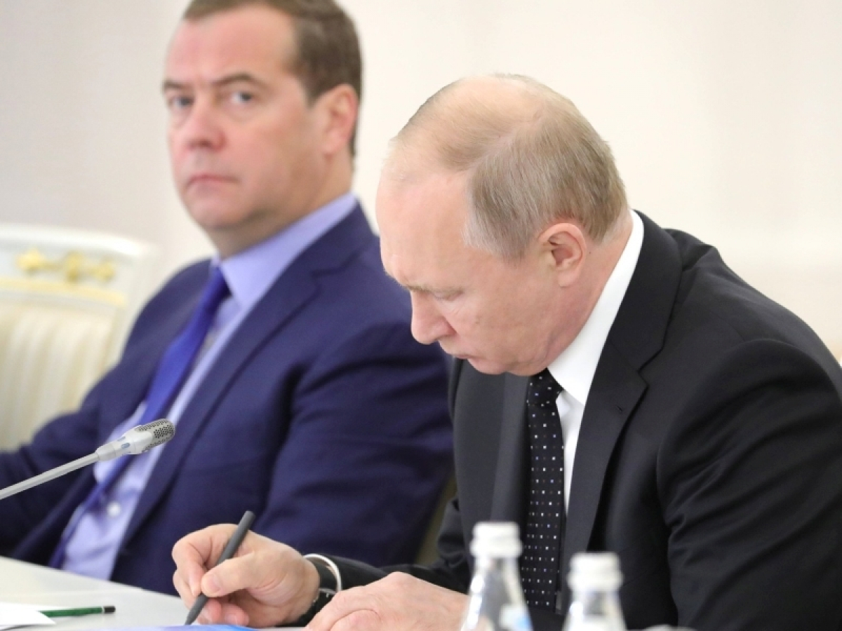 "Он этого не любит", - выяснилось, за что Путин отправил в отставку Медведева