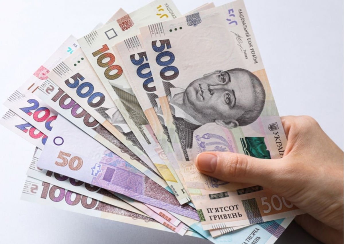 Выплаты, бесплатное путешествие и другое: с декабря украинцев ждет масштабная поддержка от государства 