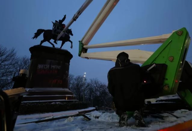 Щорс переезжает: в Киеве начался демонтаж памятника советскому командиру