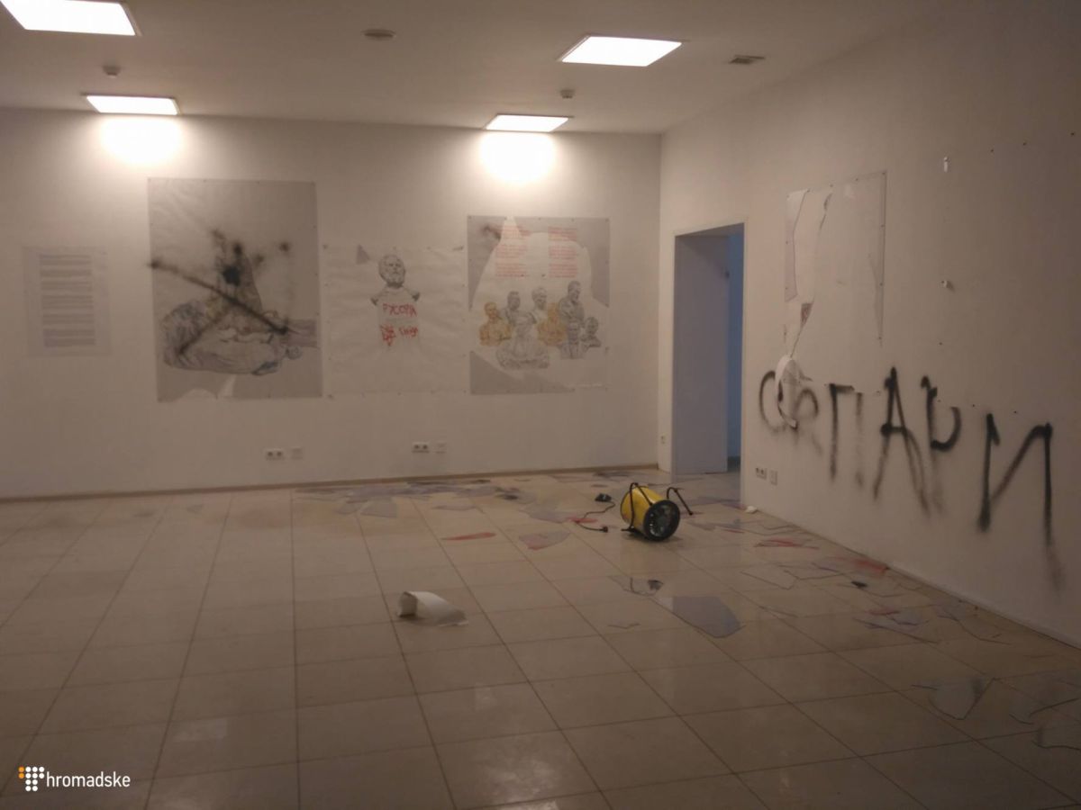 В Киеве русскоязычные хулиганы, изображая радикальных националистов, разгромили культурный центр: избили охранника, поломали и украли работы, разрисовали стены
