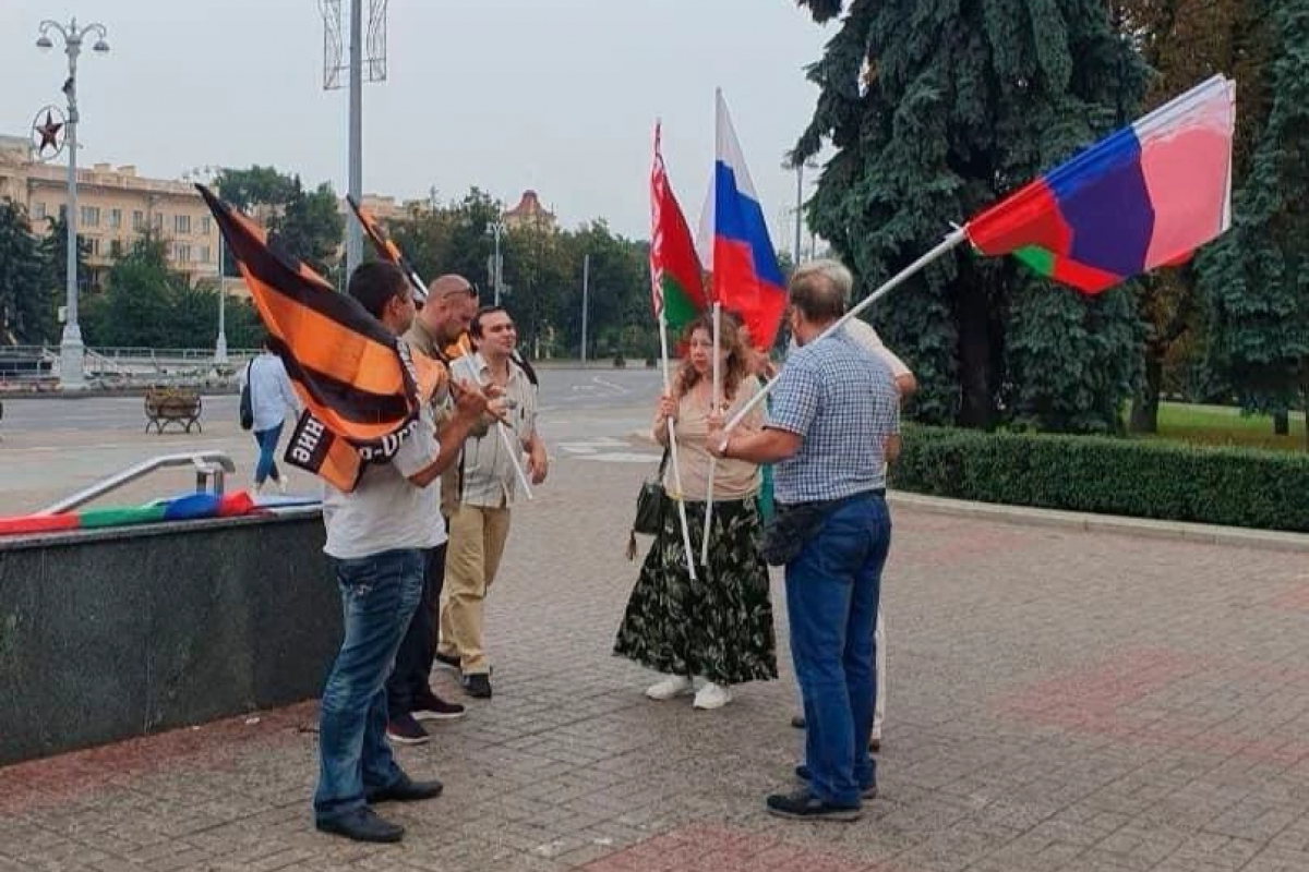 ​В Минске группа поддержки Лукашенко вышла с флагами России и георгиевскими лентами