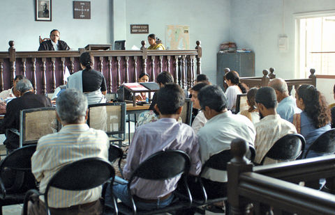 Суровое образование: индийская школьница попала в тюрьму за списывание на экзамене