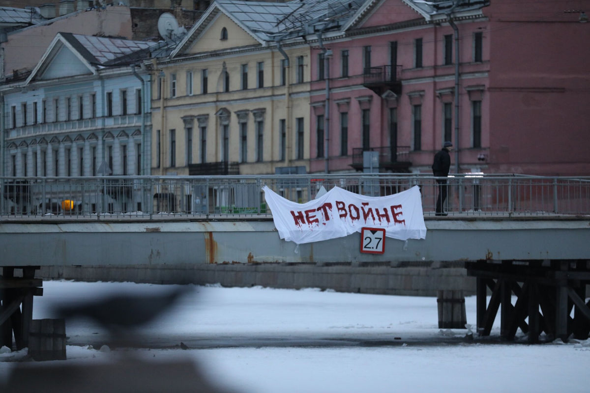 ​В Красноярске мужчина вывесил в окне антивоенный плакат – власти разобрались с ним "новым" методом