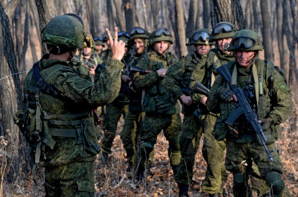 Путин опасается открытого мятежа в "ЛДНР": на Донбасс из РФ перебрасывают новых гвардейцев, "натасканных" подавлять бунты