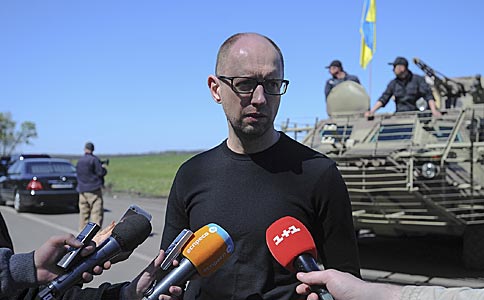 Яценюк: ремонтировать старые БТРы в четыре раза дешевле, чем их покупка