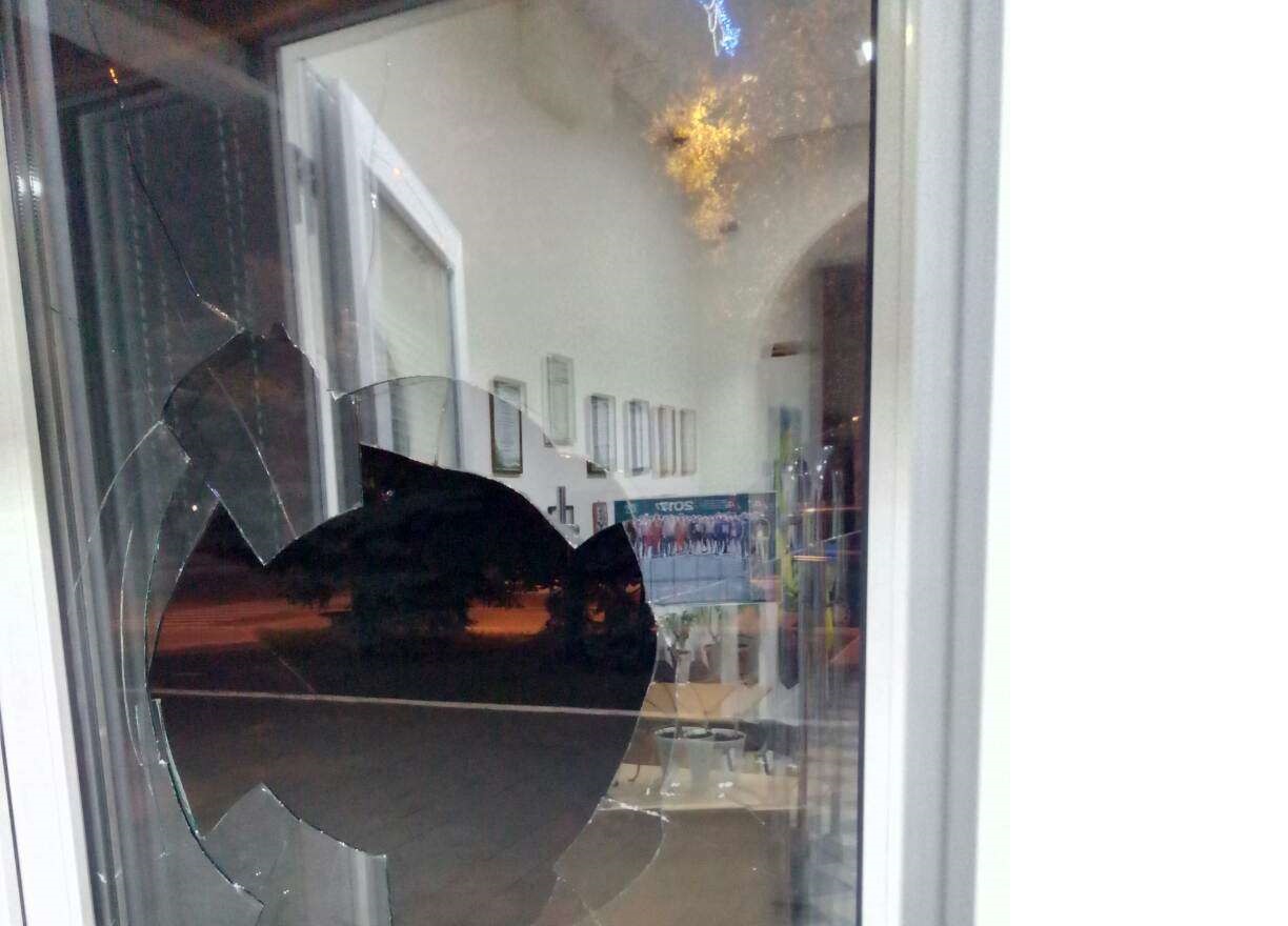 Двое неизвестных мужчин разгромили вход в офис государственного телеканала "До ТеБе" в Краматорске - кадры