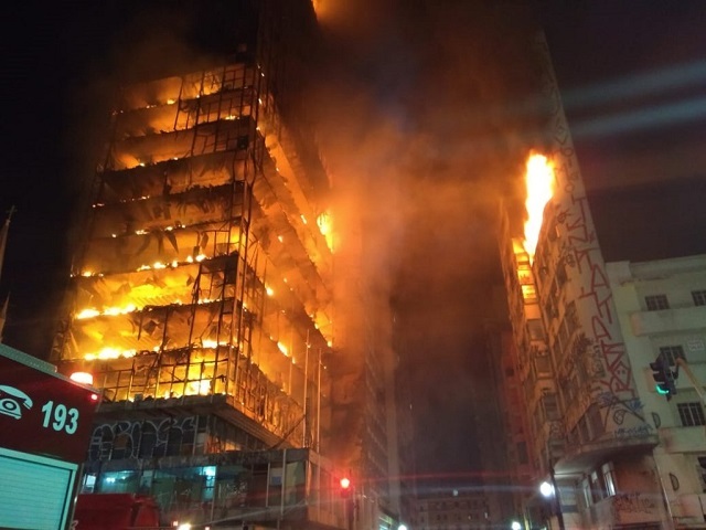 Люди сильно кричали: в Бразилии после пожара рухнула 26-этажная высотка, много погибших - кадры