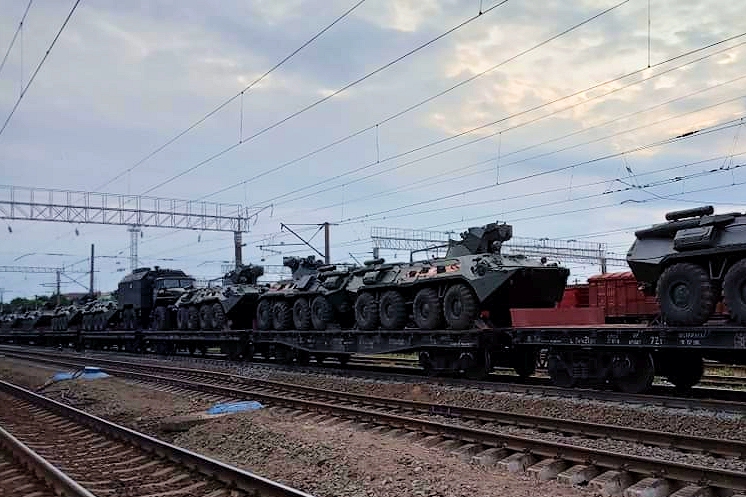 Россия перебросила в Беларусь эшелоны боевой техники и сотни военных - настораживающие кадры