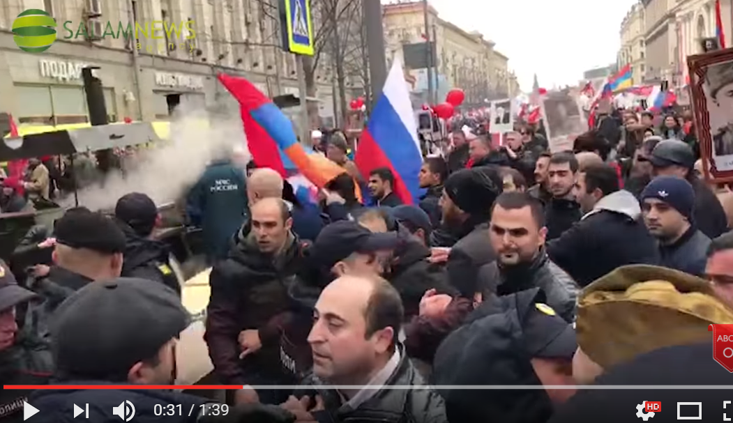 В центре Москвы скандальная акция "Бессмертный полк" переросла в драку: СМИ опубликовали видео побоища азербайджанцев и армян и назвали причину столкновений (кадры)
