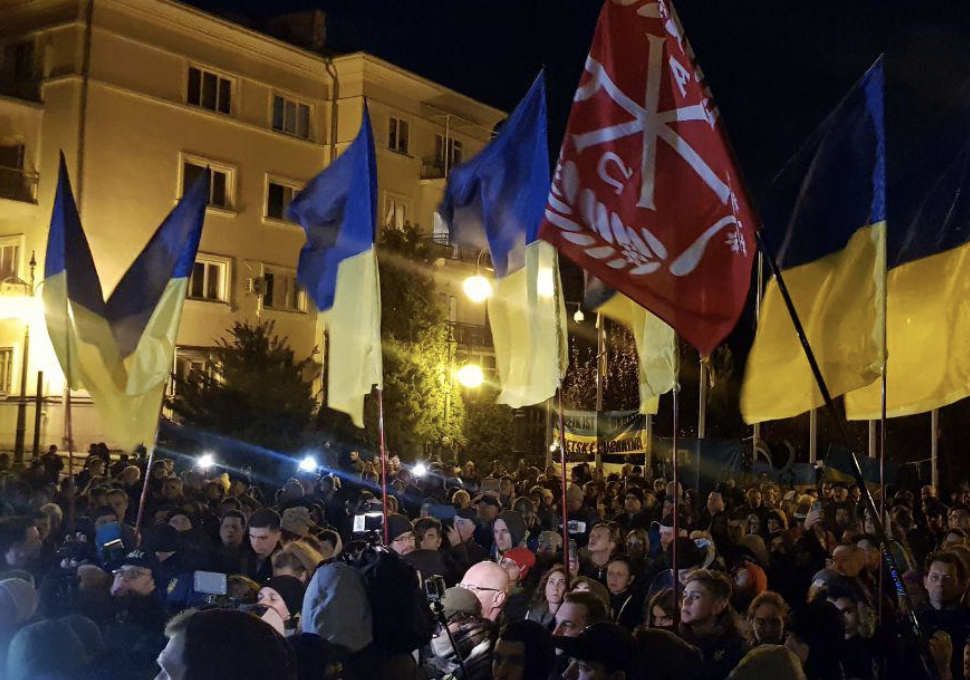 Митинг под Офисом президента: у Зеленского потребовали отозвать разведение войск 