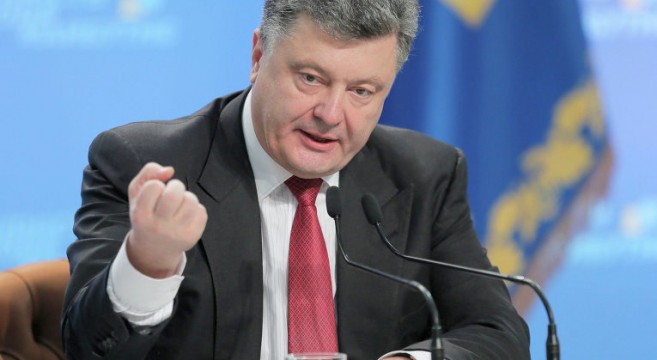 Порошенко: берите воина за руку и помогайте найти работу, они привилегированная часть общества!