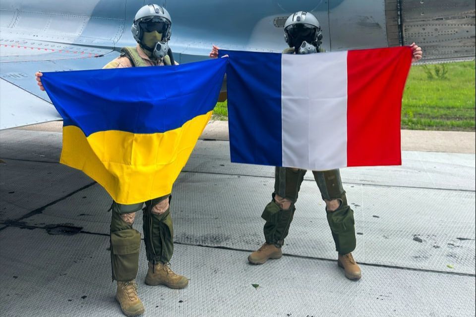 ​Тризуб в небе: французские Mirage 2000 нарисовали послание над Черным морем
