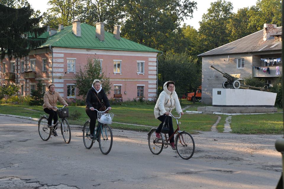 Генштаб ВСУ: Жители военного городка около полыхающей Калиновки возвратились к "нормальной жизни" - кадры