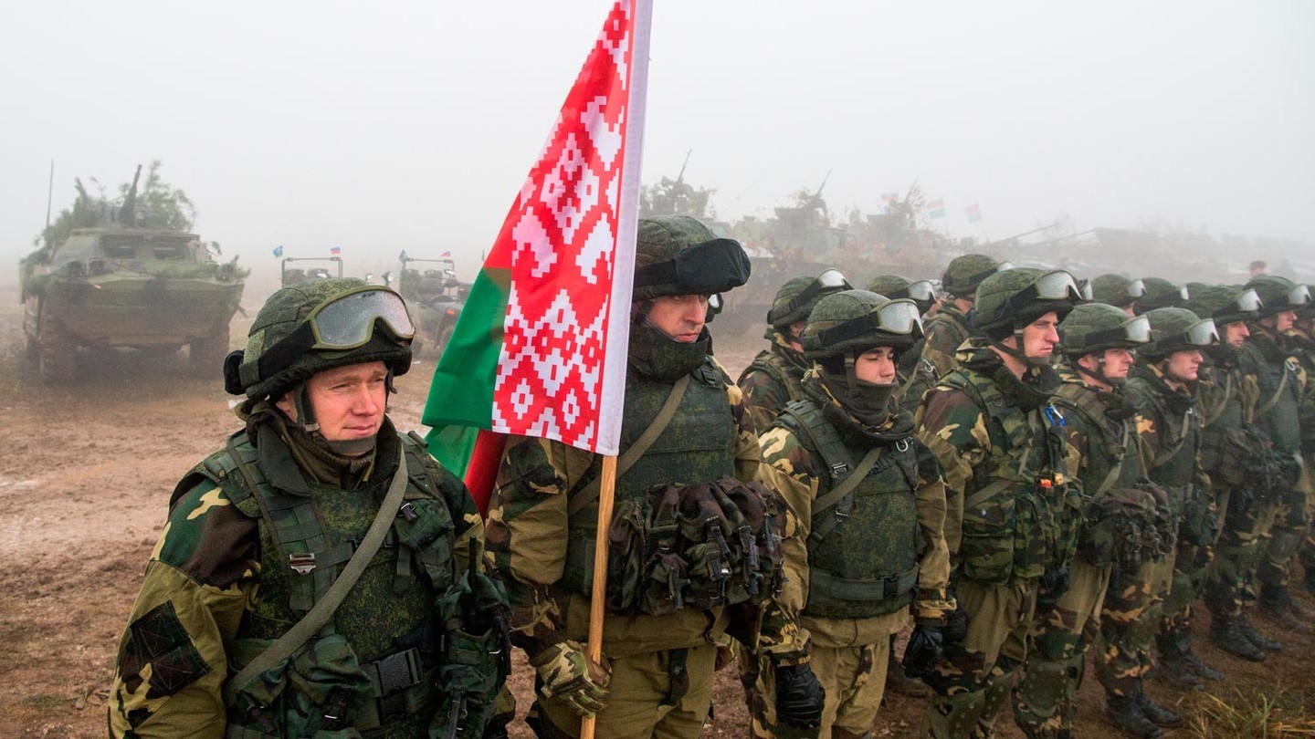 Учения "Запад-2017" представляют угрозу для Минска: как российские военные учения повлияют на безопасность Беларуси