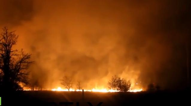 Пожар в Чернобыле: спасатели борются со стихией. Видео