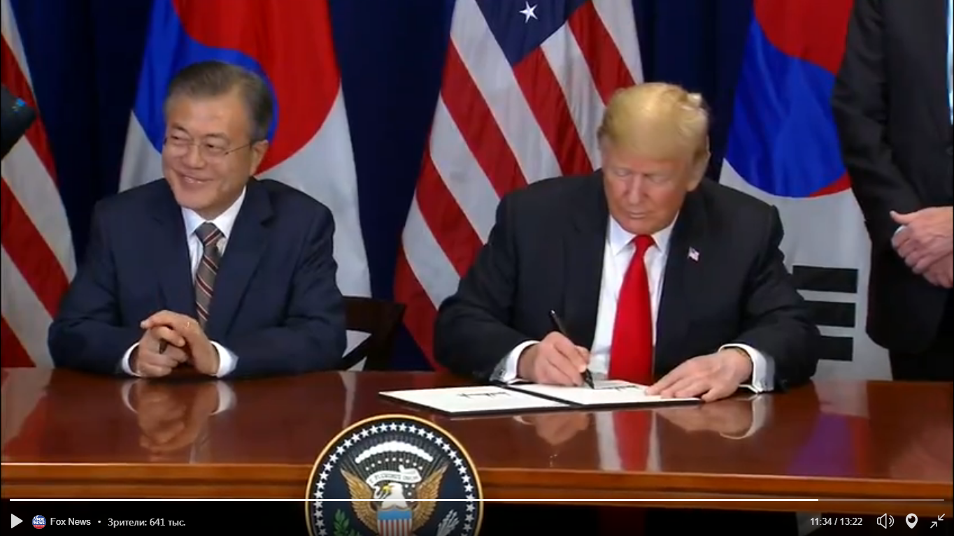 Переживет ли экономика РФ этот удар: Трамп подписал договор о свободной торговле между США и Южной Кореей - кадры