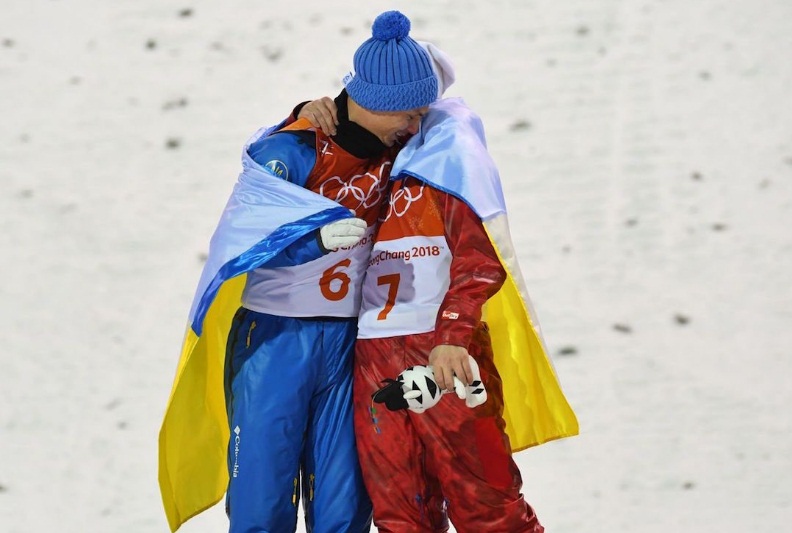 "Меня политика не касается", - российский олимпиец обнял украинского чемпиона и стал под желто-синий флаг. Кадры
