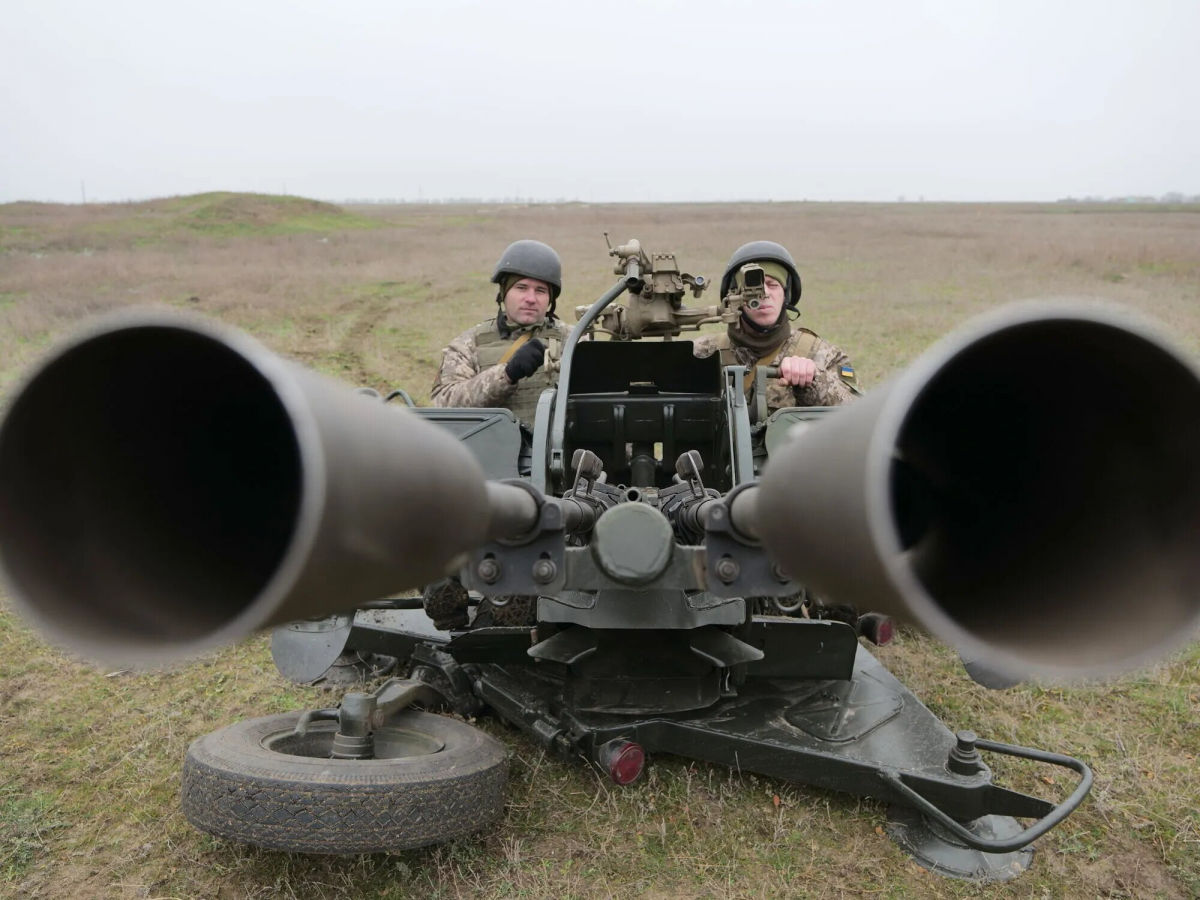 ВСУ отразили "попытку прорыва" вражеской бронетехники вблизи границы с Крымом – кадры учений