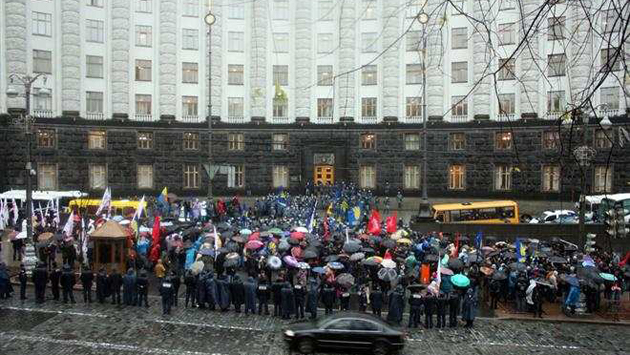 Под ВР Украины новый митинг: родственники окруженных солдат в Дебальцево требуют Гройсмана