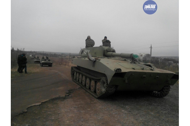 "Шахтеры и трактористы" ДНР отводят САУ и танки из-под Волновахи. Фоторепортаж