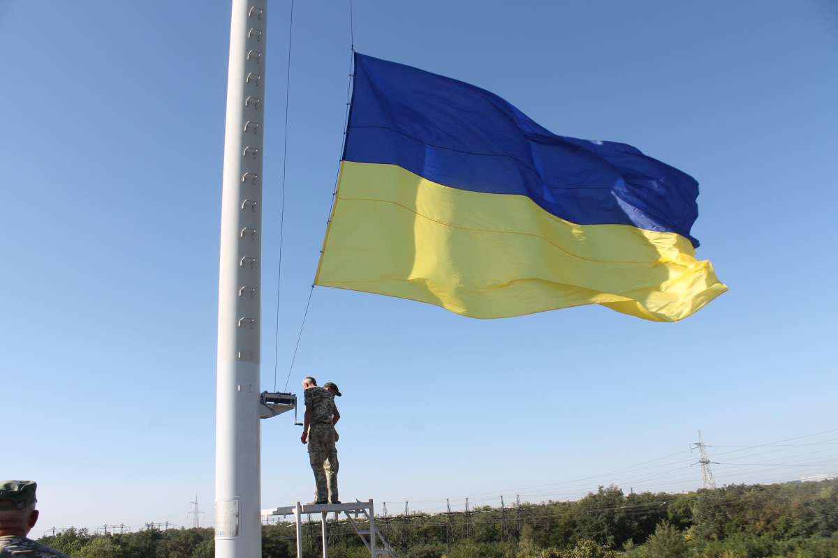 90 метров над уровнем моря: в Запорожье символ нации подняли на рекордную высоту - кадры