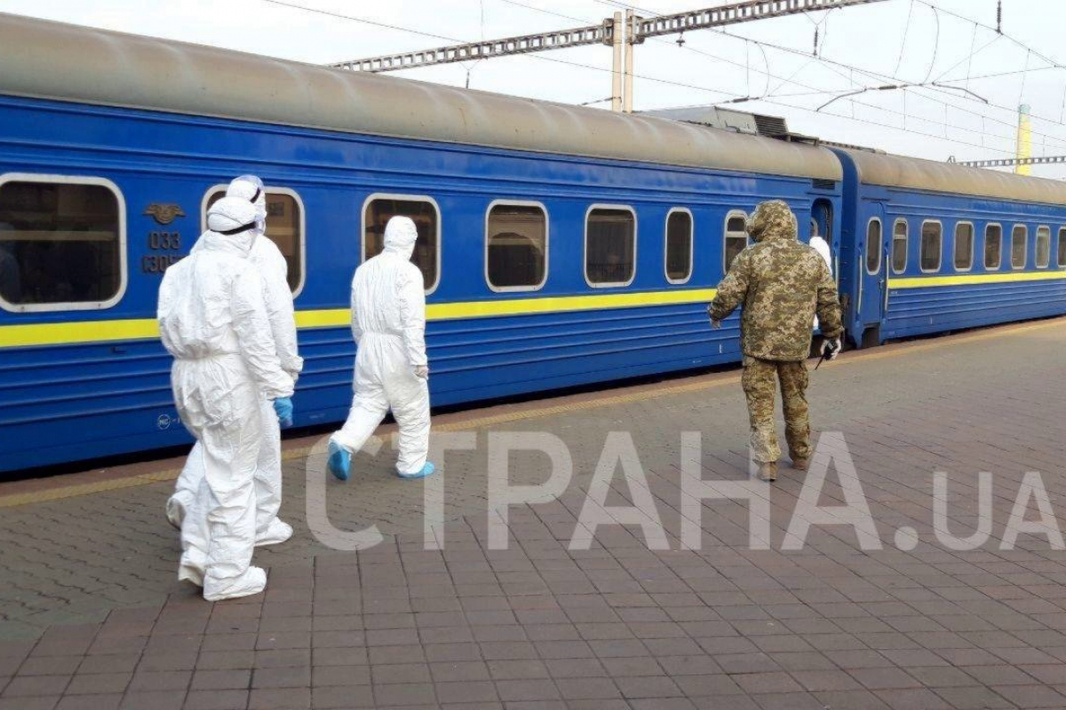 ​Полиция и медики в Киеве оцепили поезд, прибывший из Москвы - 700 пассажиров не выпускают, кадры