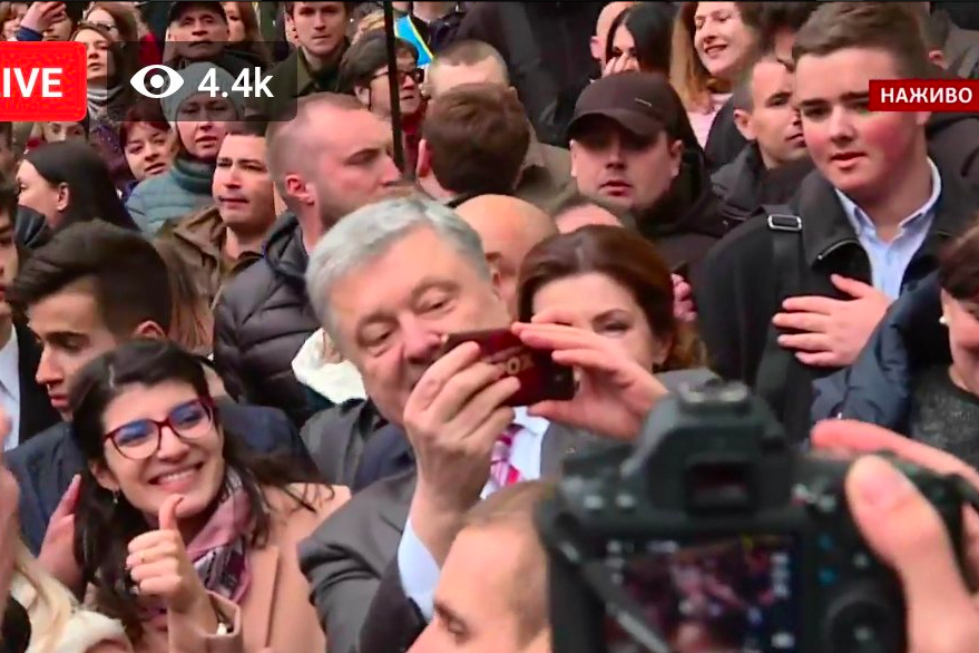 Как "Олимпийский" встречает Порошенко, это нужно видеть - тысячи украинцев мощно поддержали президента