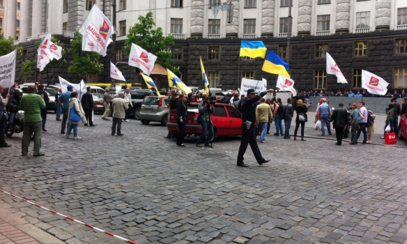 В Киеве из-за акции протеста против повышения коммунальных тарифов пришлось перекрыть улицу Грушевского